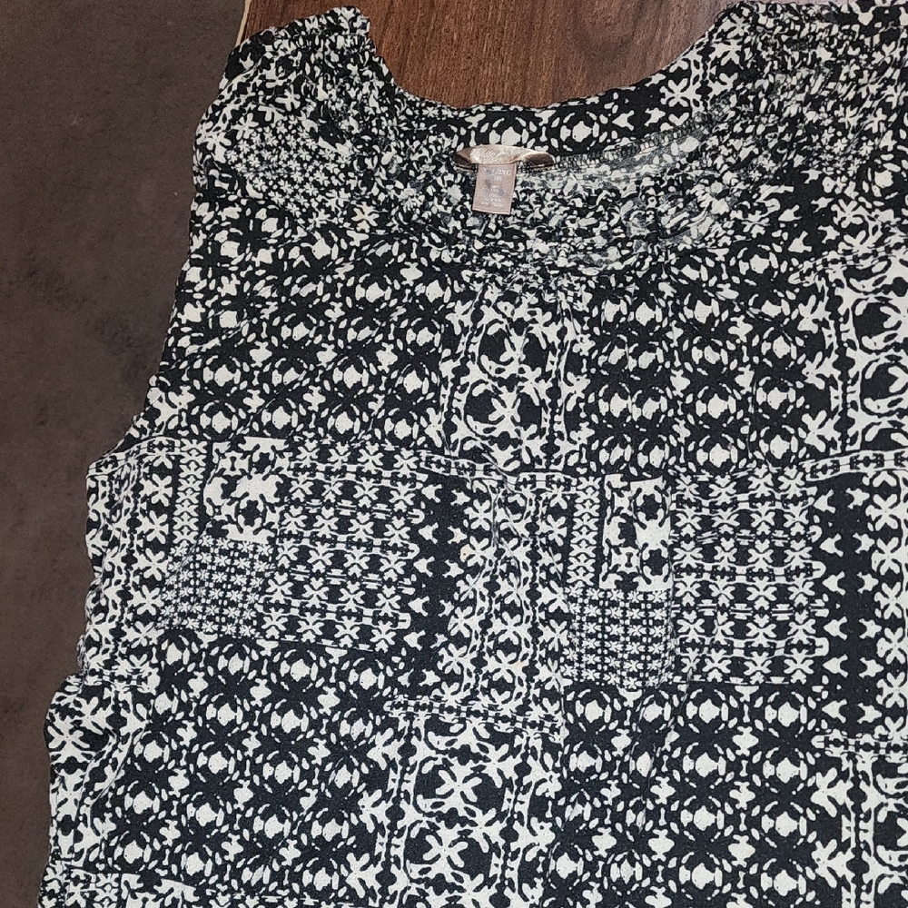 FIRM PRICE White Stag Black and White Patterned Blouse